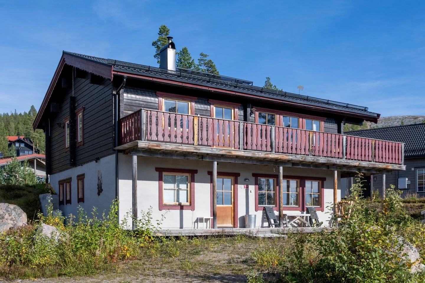 Kantarellstigen 3, fjällstugan i Björnrike sedd från utsidan